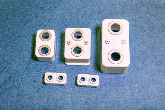 Fragmento cerámico de aluminio con alta densidad de volumen ≥ 3.65, Resistencia al choque térmico a 250°C y estanqueidad del gas ≤ 1,0*10^-11